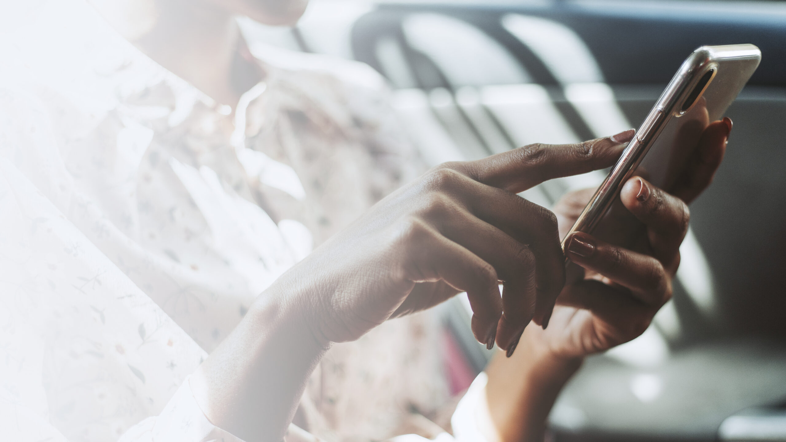 Mujer tocando un celular